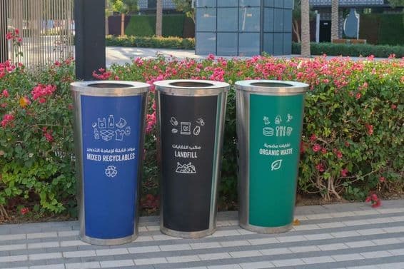 Conteneurs métalliques pour le tri des déchets par catégories.