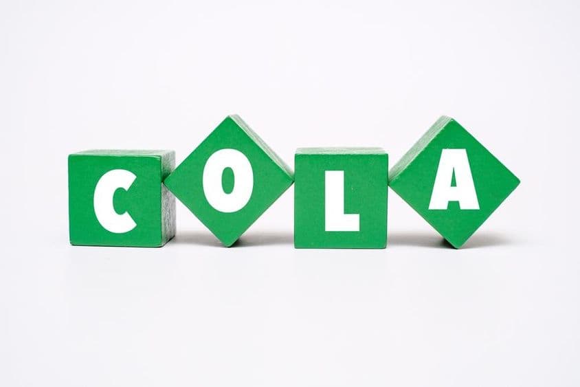 Un bloc de bois coloré avec COLA écrit dessus.