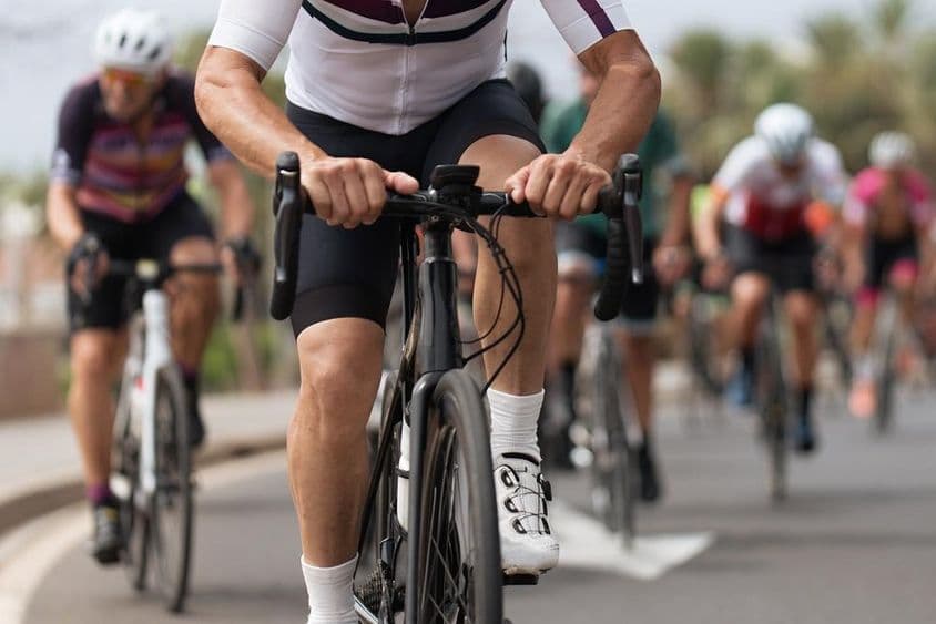 Sportifs cyclistes en compétition sur une rue.