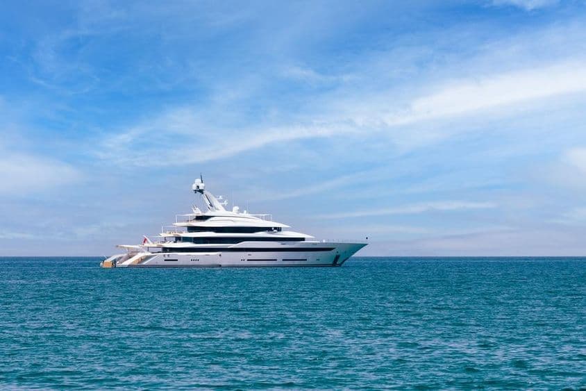 Superyacht de luxe privé ancré sur l'eau.