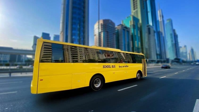 Bus scolaire à Dubaï sur la route Sheikh Zayed.