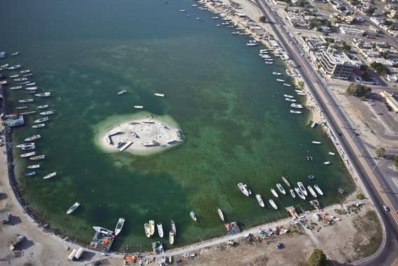 Pêcheurs à Oumm al Qaïwaïn se dirigeant vers le déjeuner.