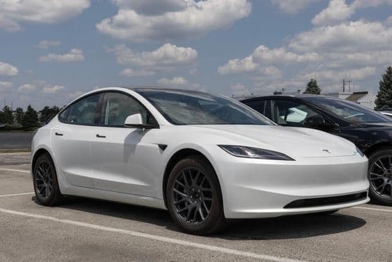Tesla Model 3 garée.