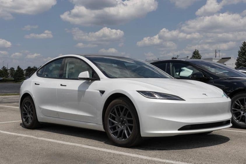 Tesla Model 3 garée.