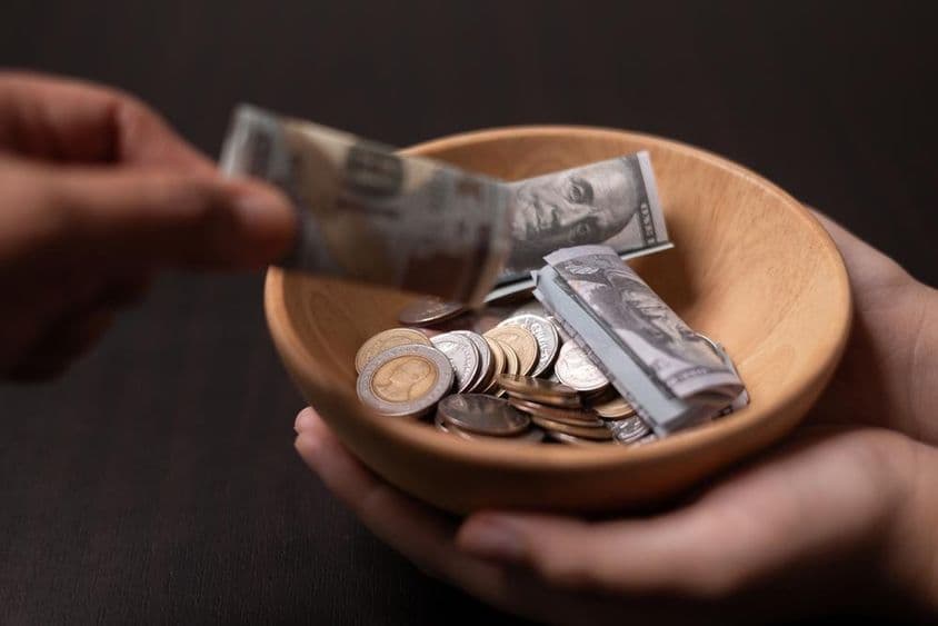 Don collecté dans un récipient en bois.