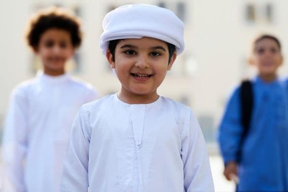 Étudiant des Émirats Arabes sur un campus scolaire à Dubaï.