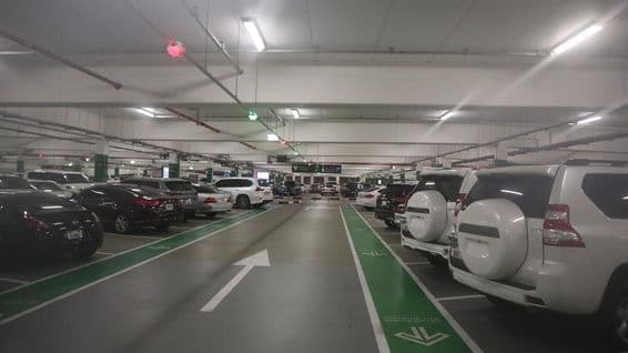 Voitures garées dans un garage à Dubaï.