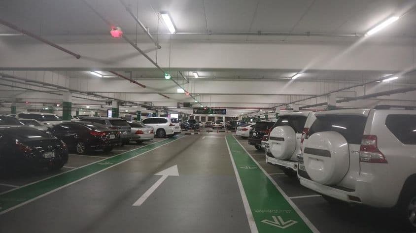 Voitures garées dans un garage à Dubaï.