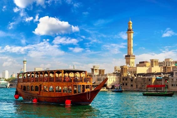 Vieux bateau en bois traditionnel dans la baie du Creek à Dubaï.