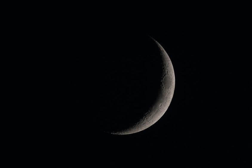 Nouvelle lune détaillée dans le ciel sombre.