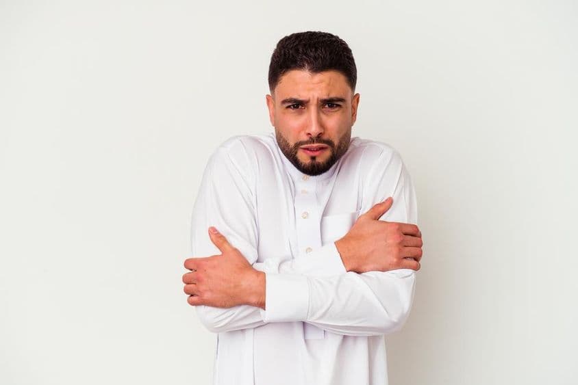 Jeune homme arabe en tenue traditionnelle grelotant de froid.