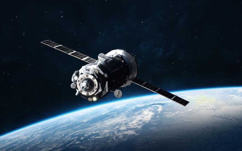 Satellite en orbite autour de la Terre.
