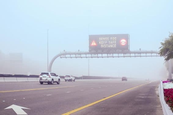 Temps brumeux sur une route de Dubaï.