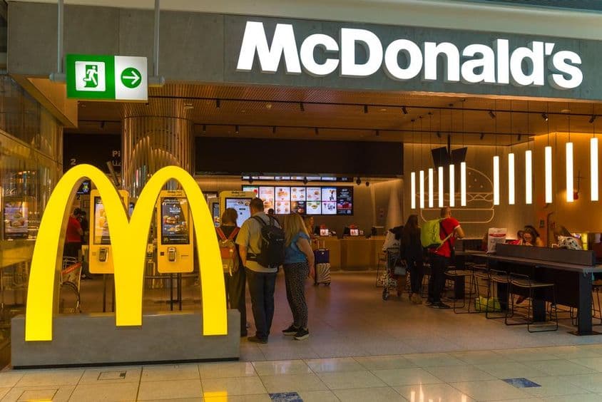 Restaurant de restauration rapide McDonald's à l'aéroport international de Dubaï.
