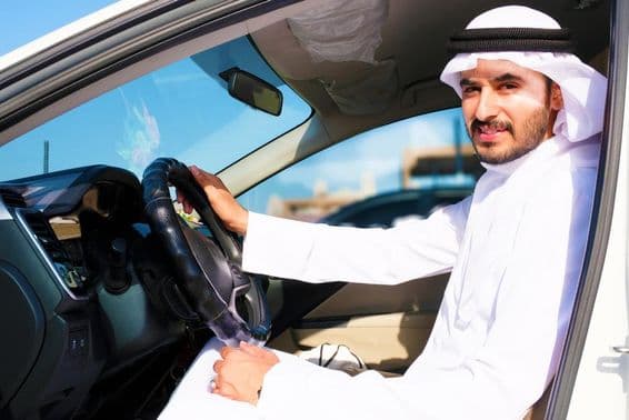 Conducteur arabe confiant souriant.