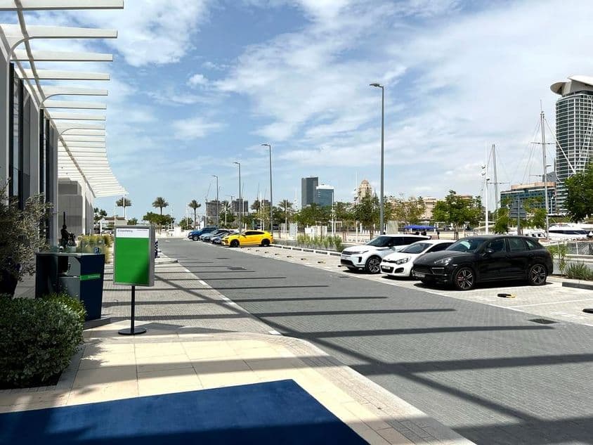 Parking de Dubaï avec la ligne d'horizon de la ville en arrière-plan par une journée d'été.