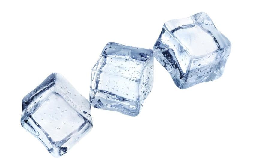 Trois fins glaçons flottant dans l'espace.