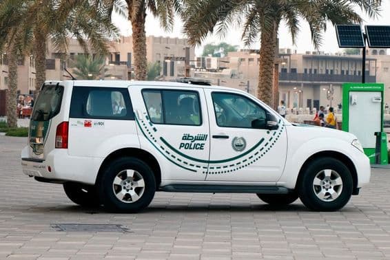 Gros plan d'une voiture de police de Dubaï en patrouille.