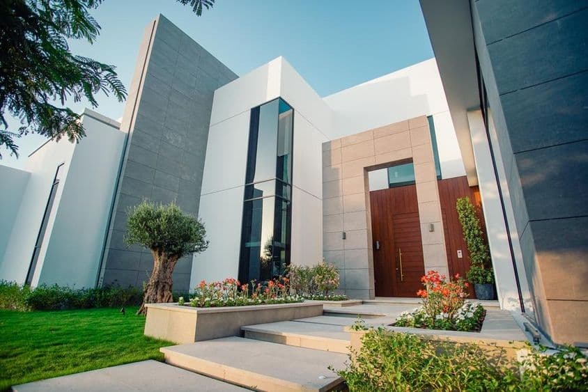 Villa à Dubaï, design extérieur, maison avec piscine et pelouse.