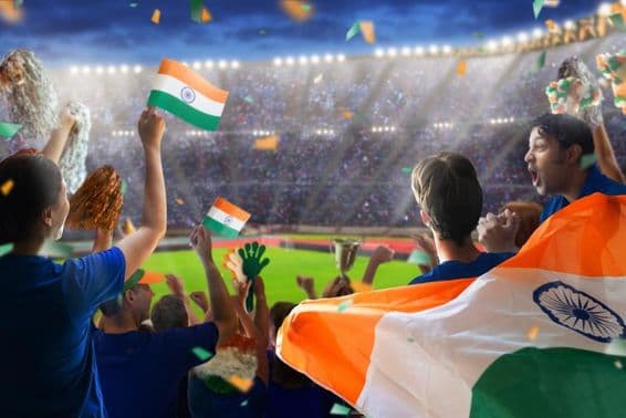 Fans indiens regardant une équipe de cricket jouer.