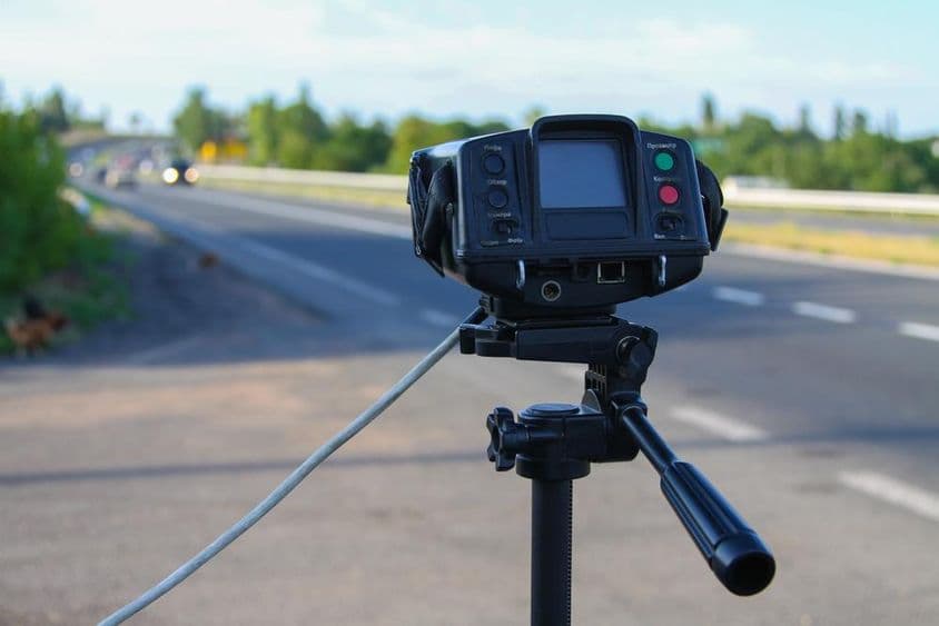 Radar de police mesurant la vitesse d'une voiture.