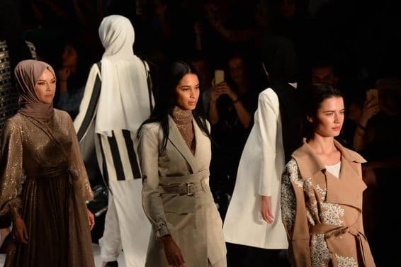 Filles sur le podium à la Semaine de la Mode Modeste.