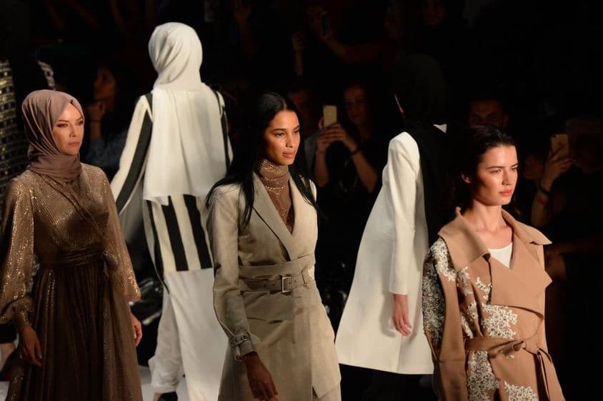 Filles sur le podium à la Semaine de la Mode Modeste.