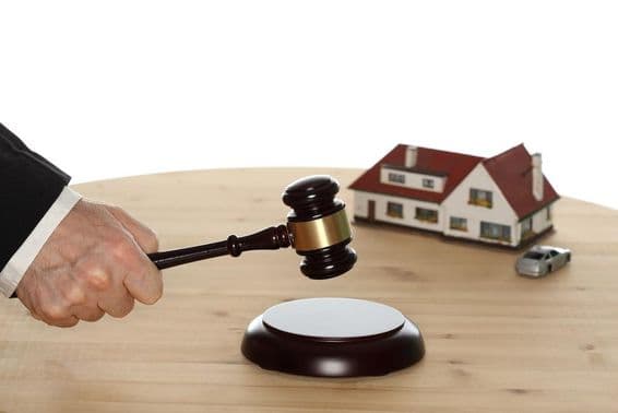 Marteau d'enchère en action.