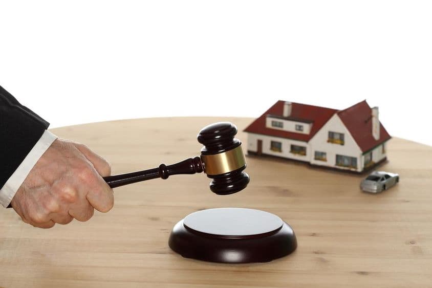 Marteau d'enchère en action.