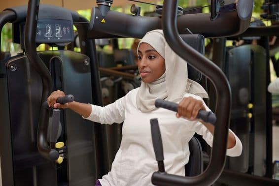 Jeune femme faisant de l'exercice dans une salle de sport.