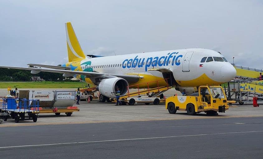 Avion de Cebu Pacific stationné à l'aéroport international de Puerto Princesa.