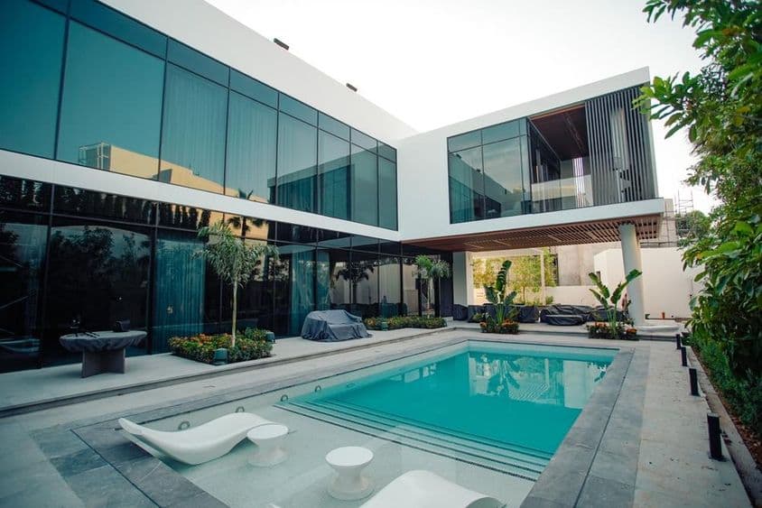 Villa de luxe à Dubaï avec piscine extérieure.