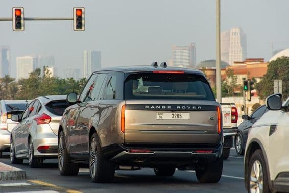 Voitures arrêtées à un feu de signalisation rouge dans la ville de Dubaï.