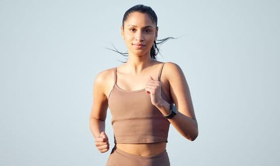 Coureuse se préparant pour un marathon à Dubaï.