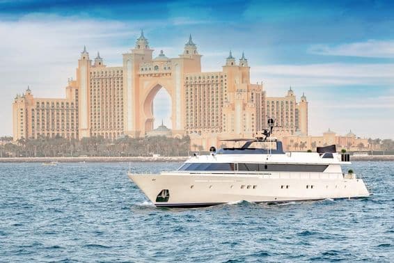 Yachting de luxe à Dubaï avec Atlantis en arrière-plan.