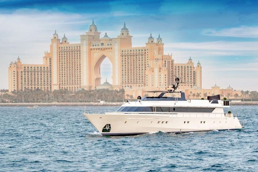 Yachting de luxe à Dubaï avec Atlantis en arrière-plan.