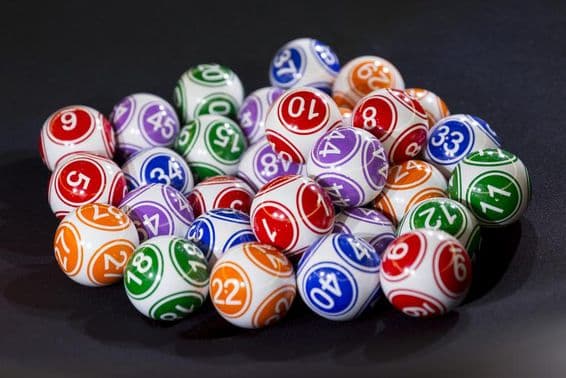 Boules de loterie colorées sur une table.