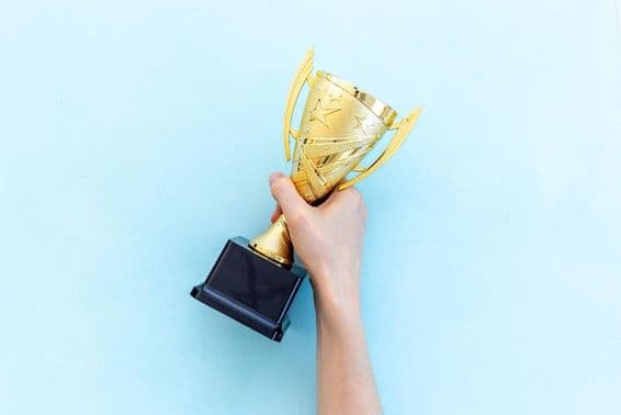Trophée doré remis au vainqueur de la finale.