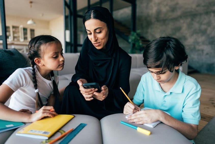 Famille arabe traditionnelle à Dubaï passant du temps ensemble à la maison.