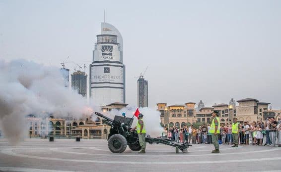 DUBAI, Émirats Arabes Unis, canon tiré au coucher du soleil pendant un mois de Ramadan.