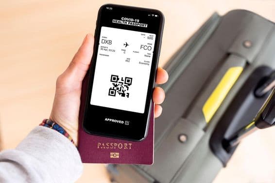 Un passeport et un billet d'embarquement numérique pour Rome Fiumicino sur un smartphone depuis Dubaï.