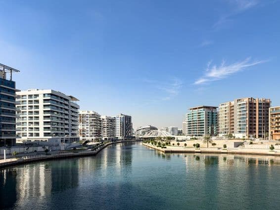 Bâtiments résidentiels et canal dans le quartier Al Raha Beach à Abu Dhabi.