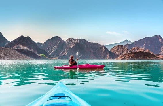 Jeune homme faisant du kayak au barrage de Hatta, l'endroit idéal pour les activités d'aventure nautique, à Dubaï.