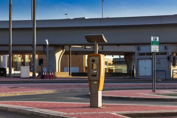 Terminal de stationnement à Dubaï (alimenté par énergie solaire) dans une zone de stationnement payant.