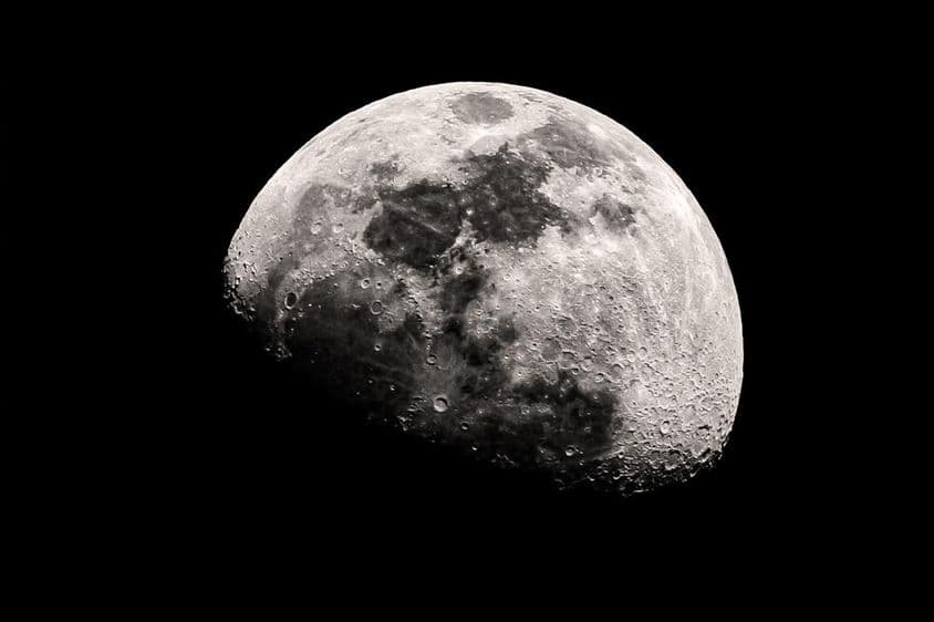 Photographie astronomique de la Lune montrant des cratères détaillés et sa surface.