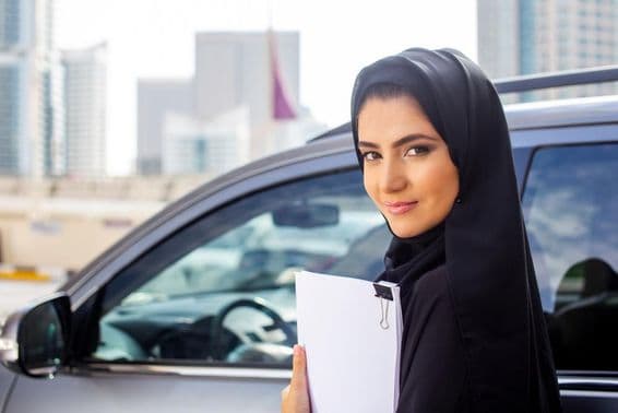 Jeune étudiante arabe conduisant sa voiture.