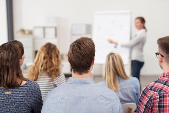 Étudiants universitaires lors d'un cours magistral.