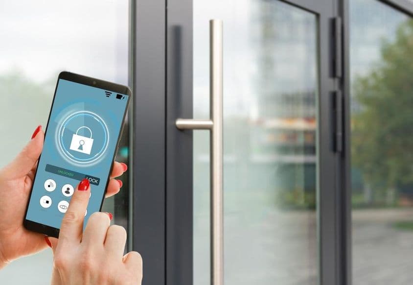 Smartphone affichant l'application de maison intelligente sur l'écran.