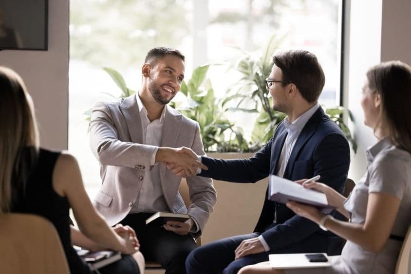 Chef remerciant un employé pour une idée.