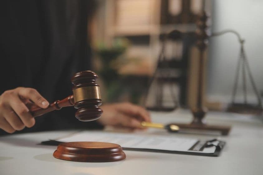 Gavel de juge sur le point de frapper.